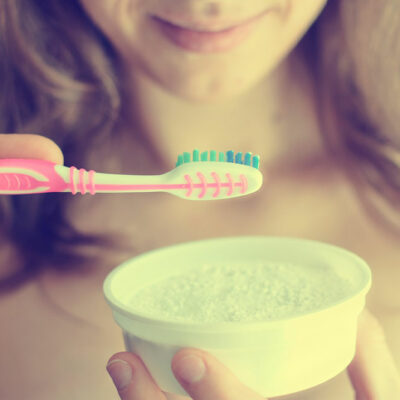 Simple ways to naturally whiten teeth at home